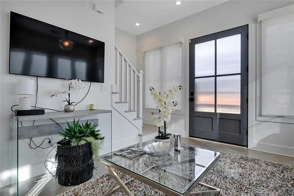 3 bed, 2.5 bath, 1122 sqft, $3,950 — Photo 4
