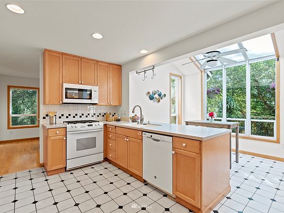 4th image of 2018 175th Ave NE