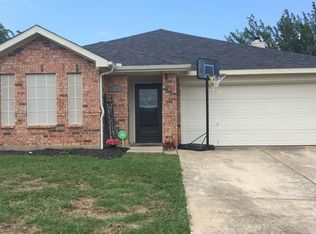 828 Beaver Creek Dr, Burleson, TX 76028