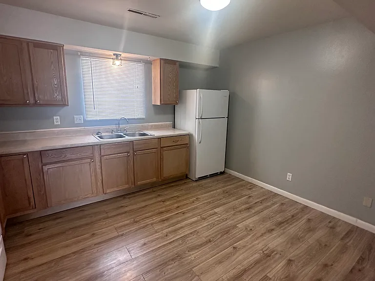 1627 W Maple St — Photo 14