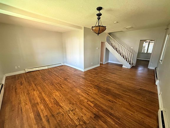 3rd image of 708 Woodside Ln