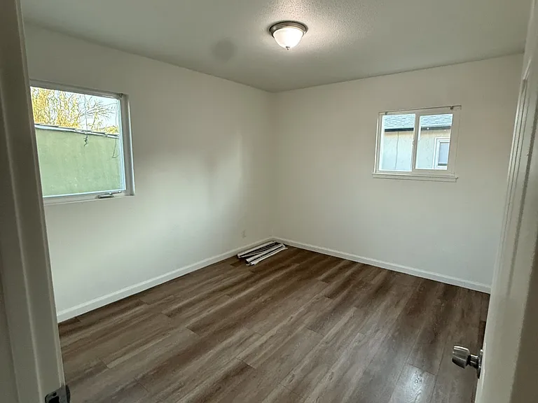 438 Howard St — Photo 8