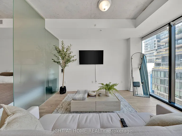 629 King St W #625 — Photo 5