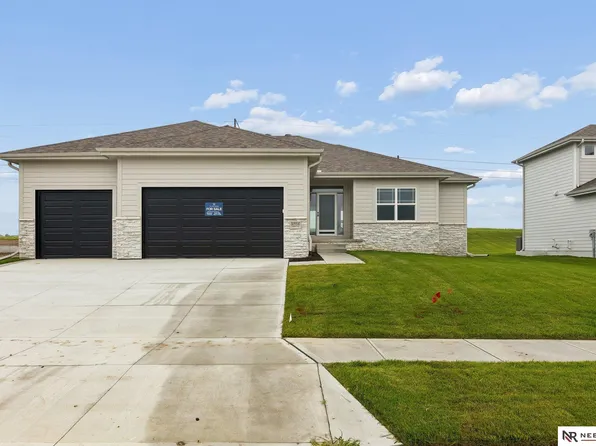 8704 Legacy St, Papillion, NE 68046