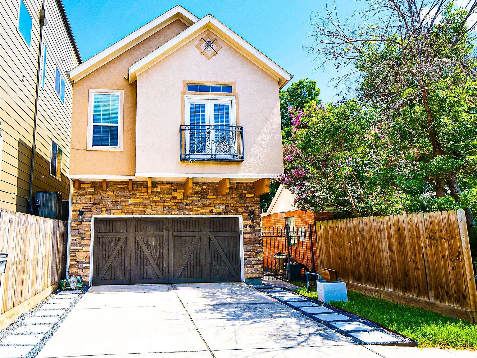 3 bed, 2.5 bath, 2262 sqft, $3,300 — Photo 2