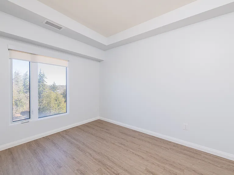528 Lancaster St W — Photo 19