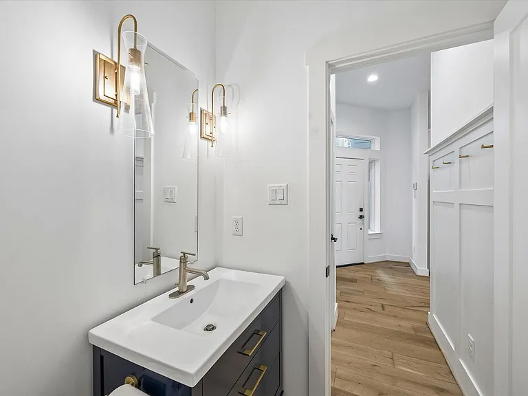 921 W 21st St — Photo 5