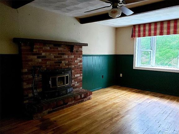 5th image of 912 Evans St