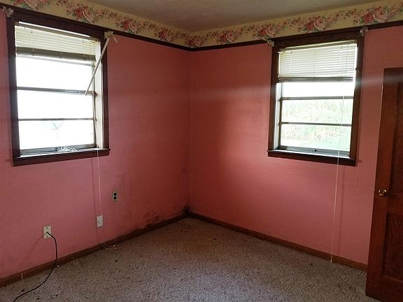 3rd image of 23087 Pine St