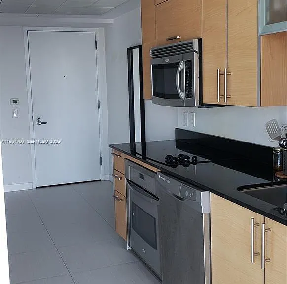 60 SW 13th St — Photo 3