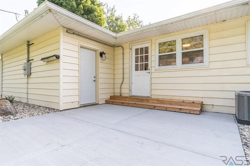 Newly remodeled home in McKennan Park area! Modern kitchen and baths! Subway tile! — Photo 4