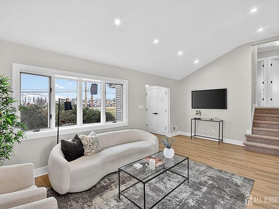 5th image of 109 Lafayette Rd