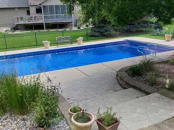 3rd image of 215 W Hazeltine Ln