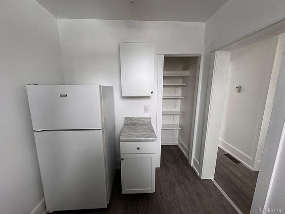 4th image of 1013 Wall St