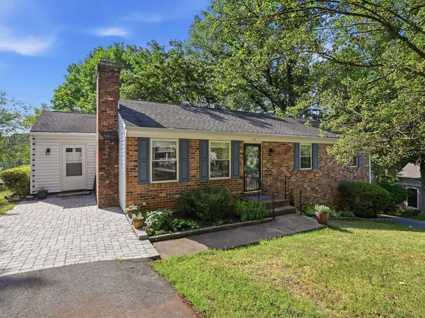 539 Woodmont Dr, Charlottesville, VA 22901