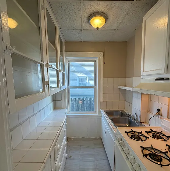 328 336 5th St Unit 1 Fall River Spacious 2 Bedroom in Corky Row Historic District! Great Location — Photo 3