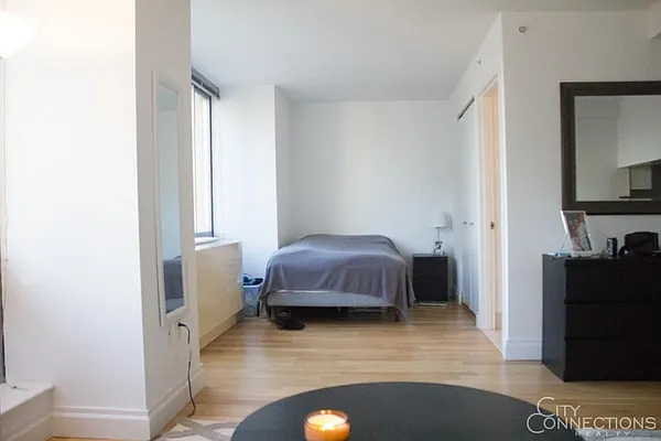 Rented by City Connections Realty | media 7