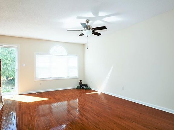 4th image of 205 Amanda Ln