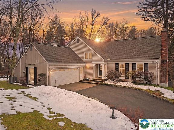 2nd image of 128 Stoneleigh Dr