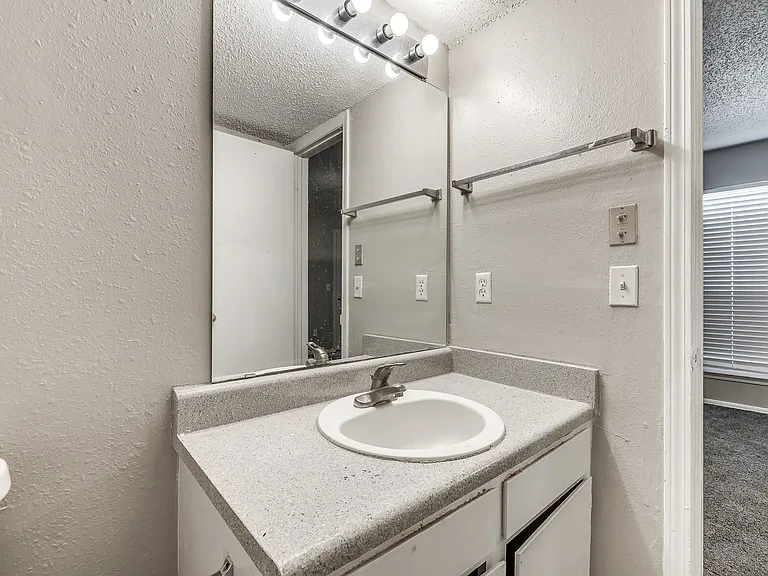 Fairfax Apartments — Photo 37