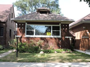 8222 S Paxton Ave, Chicago, IL 60617