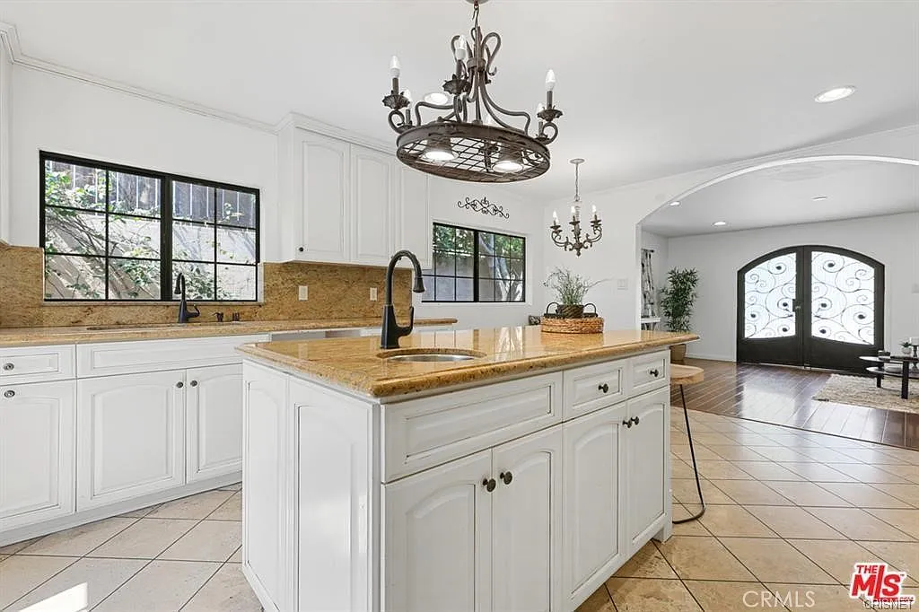 4 bed, 1655 sqft, $3,895 — Photo 2