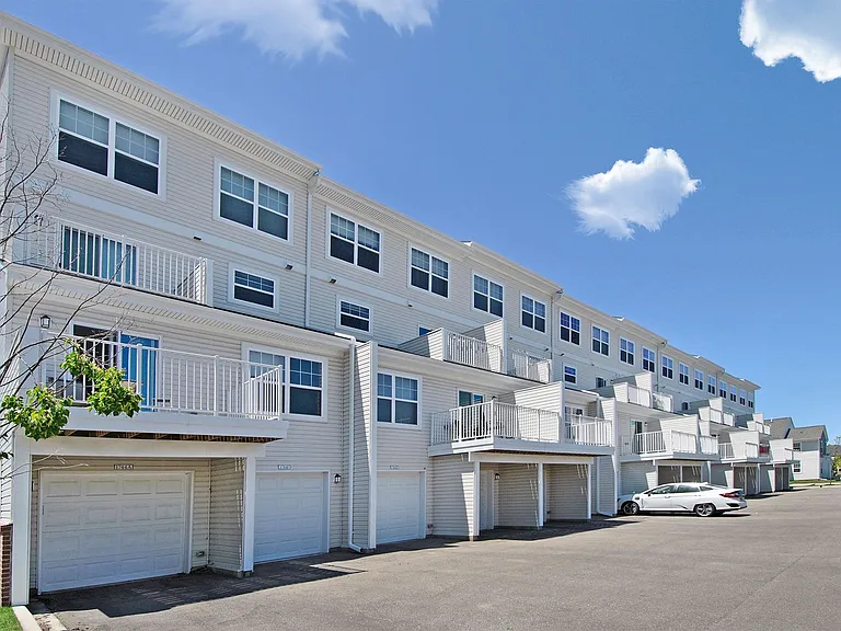 Midtown Pointe Apartments — Photo 44