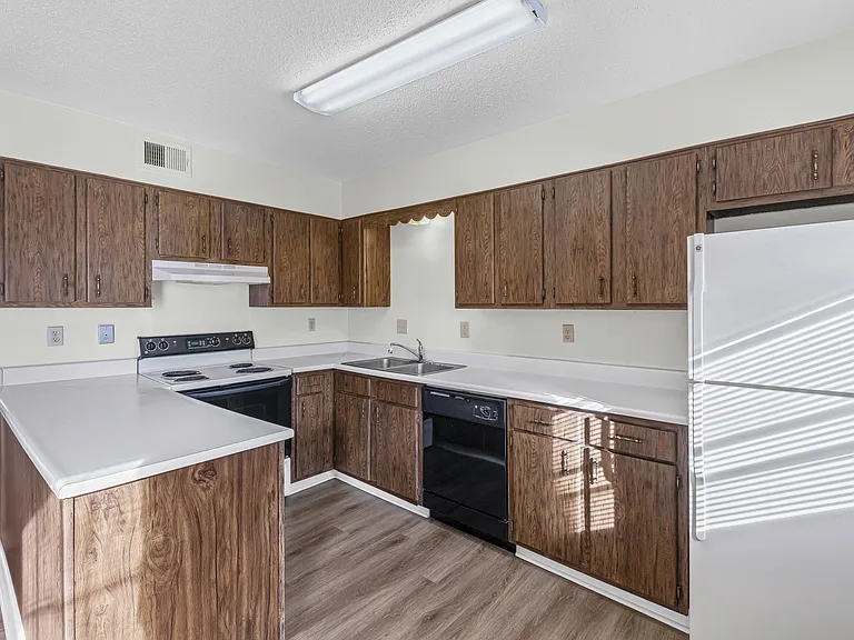 Fairfax Manor Townhomes — Photo 10