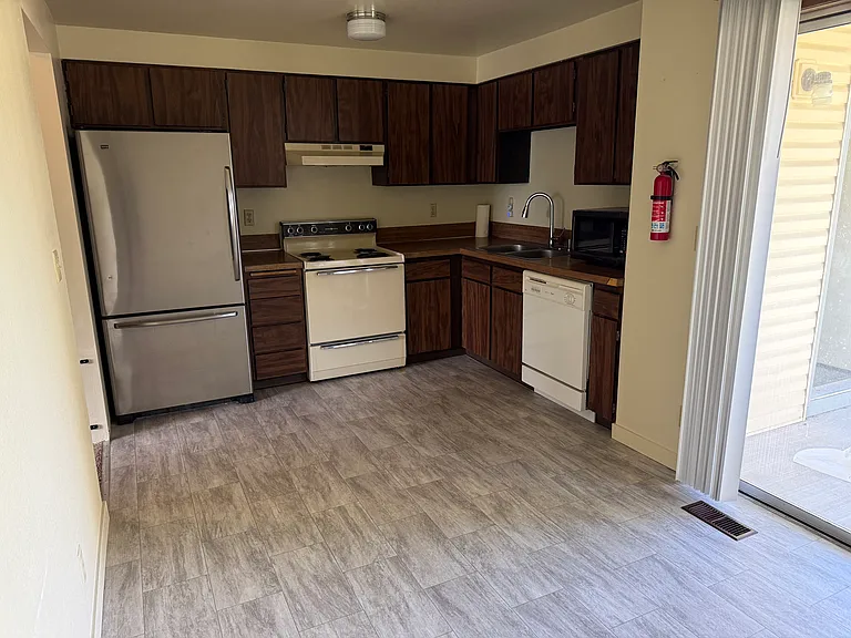 679 Brookside Ct — Photo 6