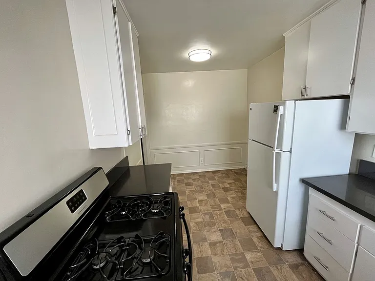 605 Kelton Ave — Photo 29