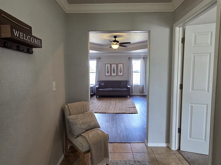 907 SW River Rock St — Photo 3