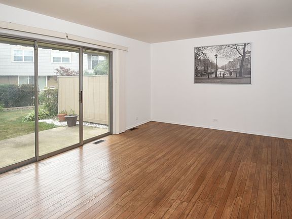 5th image of 646 Dauphine Ct Unit C