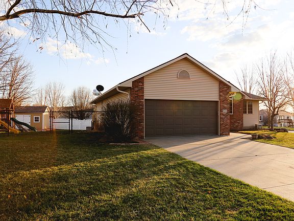 2nd image of 985 Larkspur Dr