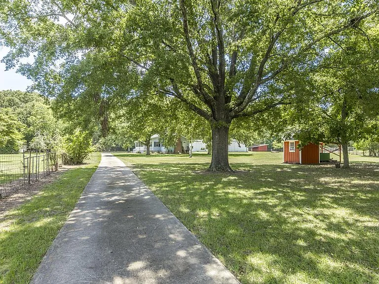 236 Blue Meadow Cir — Photo 3