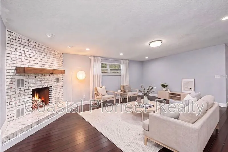 4 bed, 3.0 bath, 1916 sqft, $4,300 — Photo 2