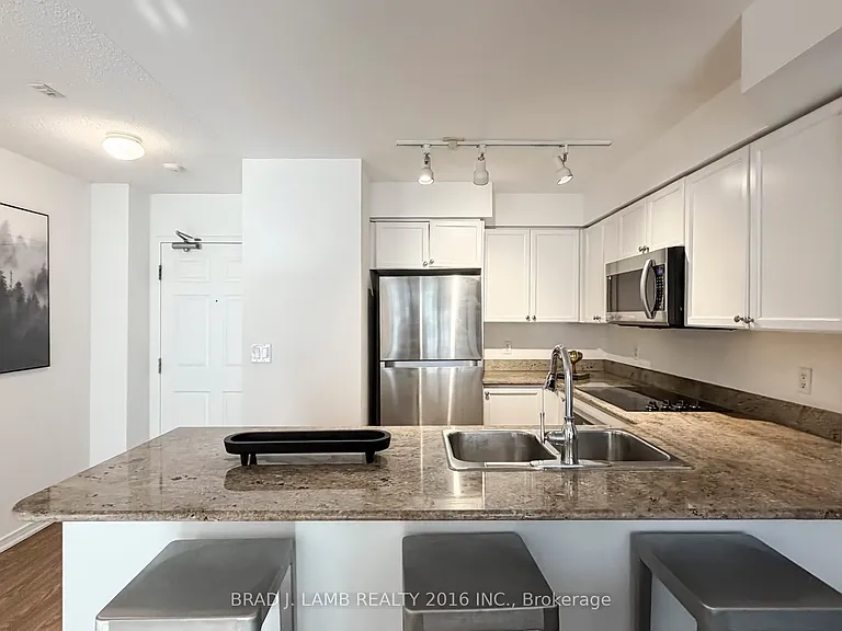 245 Davisville Ave #302 — Photo 9