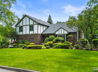 10 Theyken Pl, Ridgewood, NJ 07450