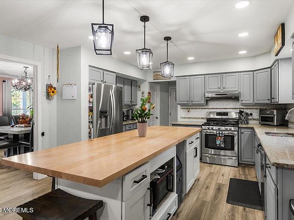 3rd image of 6 Mayfair Court