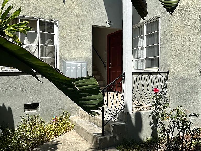 1st image of 1320 N Citrus Ave APT 1