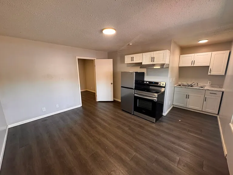 665 N College St #D6 — Photo 5