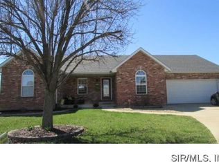 45 Falcon Dr, Highland, IL 62249