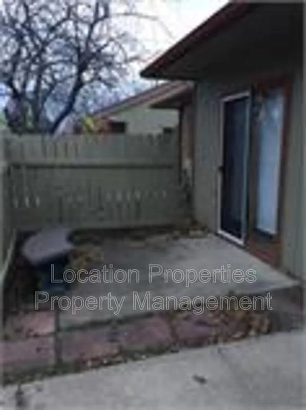 2 bed, 1.0 bath, 650 sqft, $995 — Photo 2