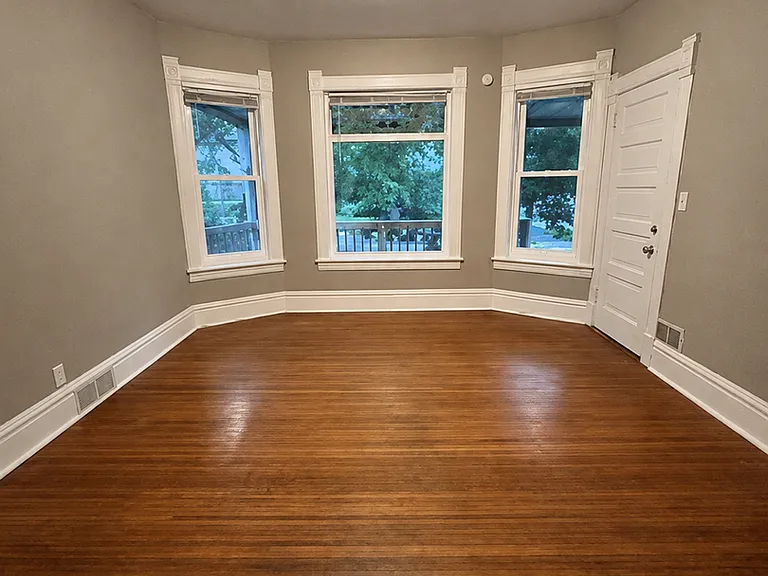 240 E Rice St #B — Photo 4