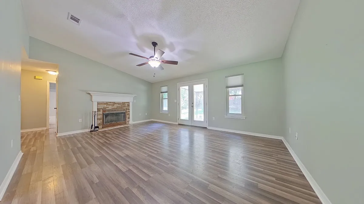 1410 N Lloyd Street — Photo 3