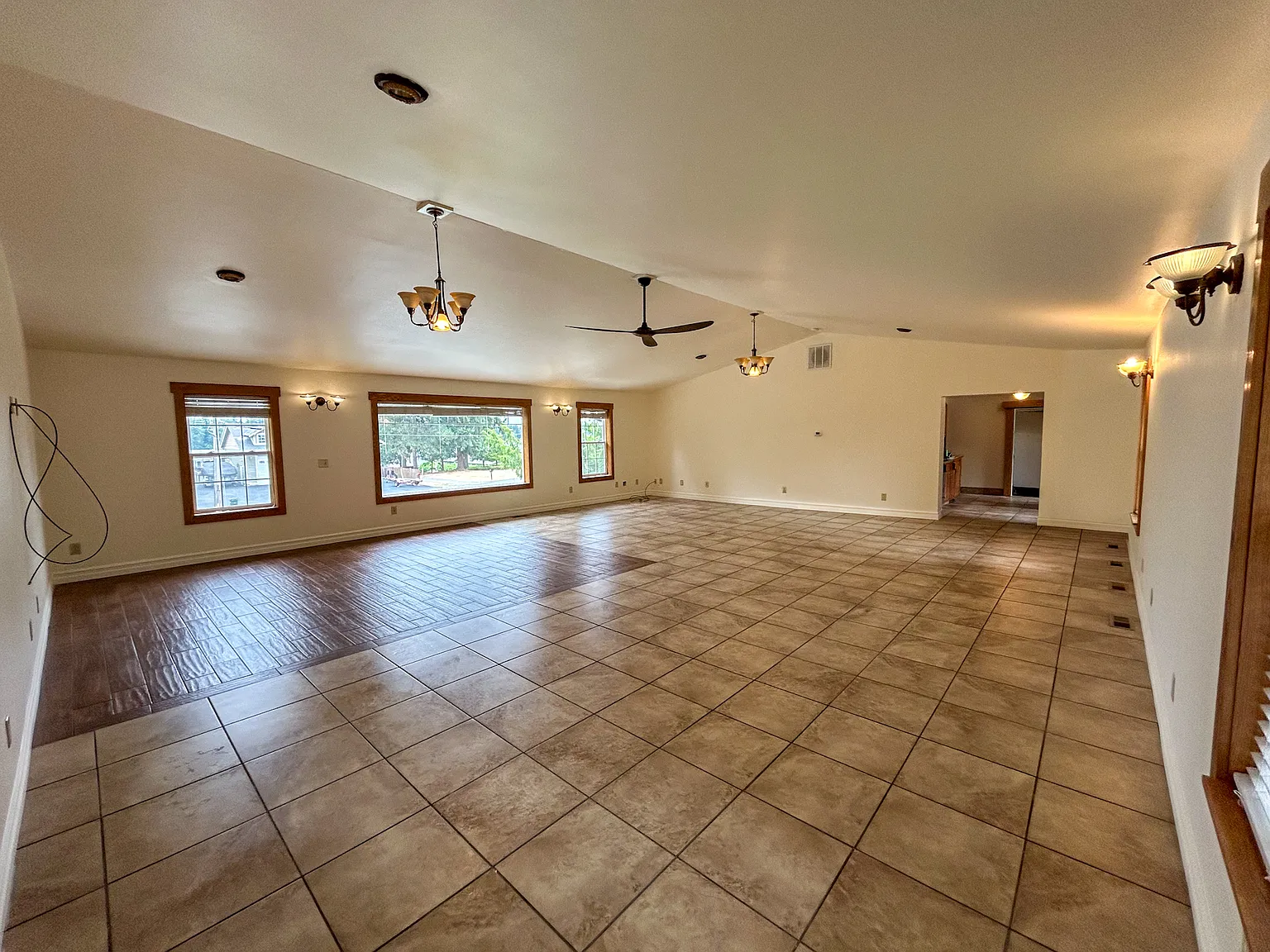 3 bed, 2500 sqft, $3,200 — Photo 4