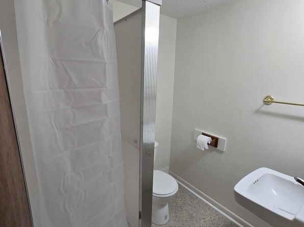 105 N 4th St, Beatrice, NE 68310