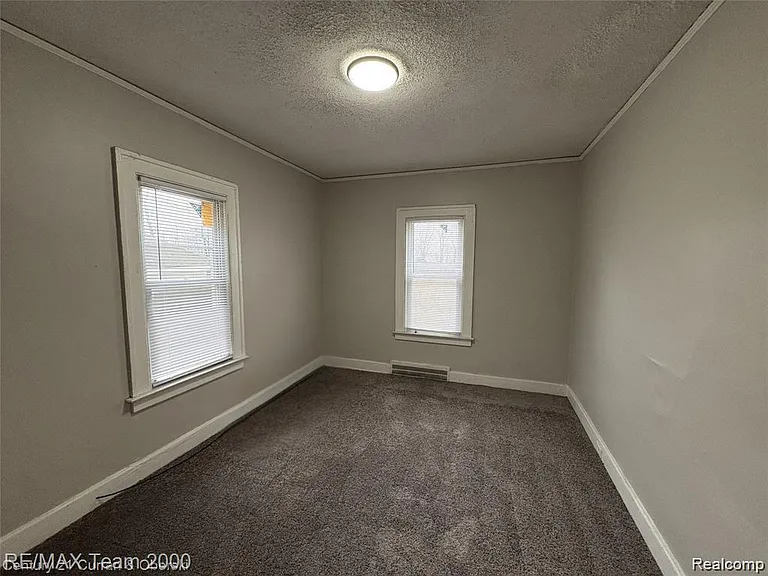 2327 Sturtevant St — Photo 5