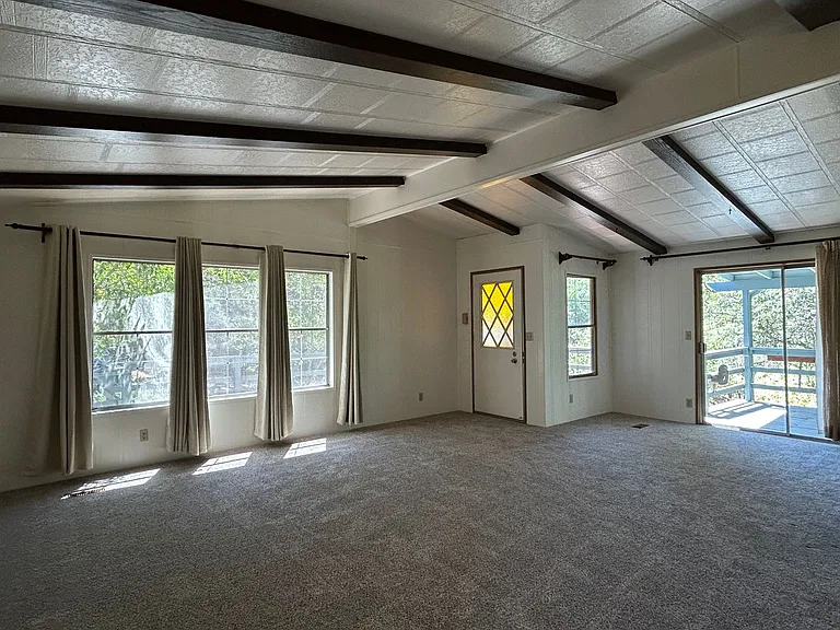 373 Lodgeview Dr — Photo 3