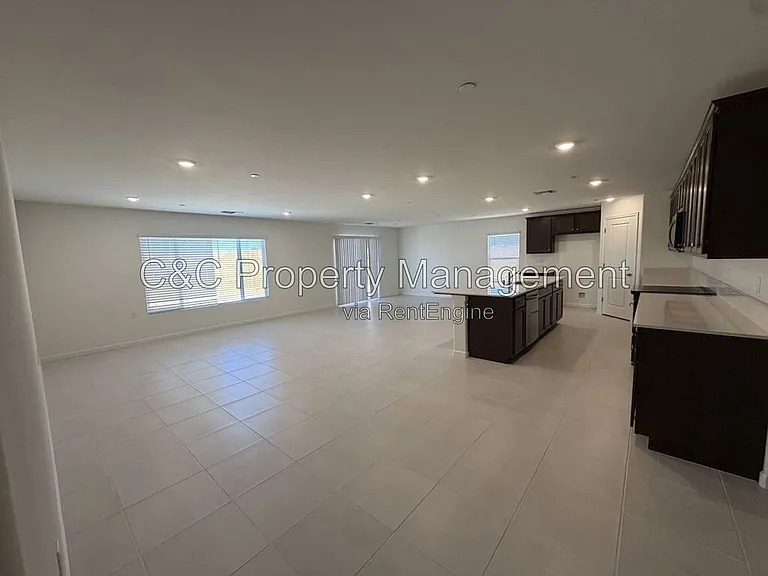 2208 S Helm Ave — Photo 3