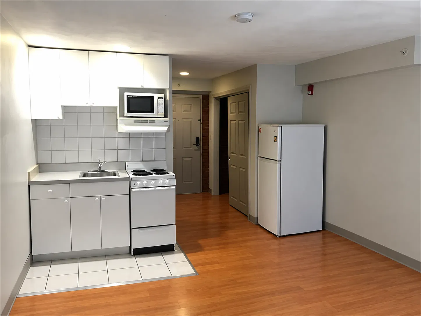 Studio, 420 sqft, $1,950 — Photo 2